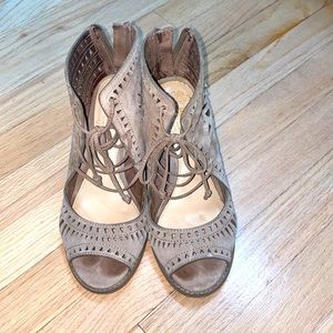 Vince camuto lace up suede taupe booties size 7